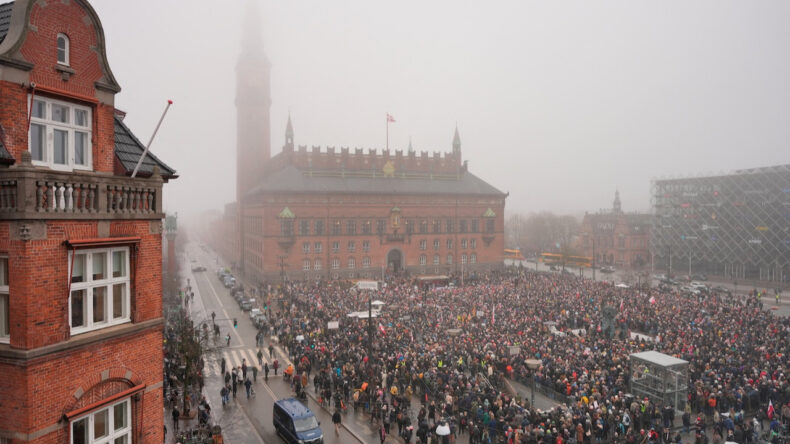 &Uuml;lke Sokağa &Ccedil;ıktı: Gr&ouml;nland'dan &Ccedil;ekilin