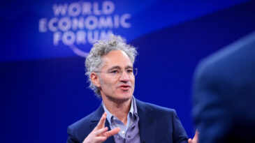 &Uuml;nl&uuml; CEO'dan Yapay Zeka Uyarısı: Bu B&ouml;l&uuml;mlerden Mezunlara İş Yok