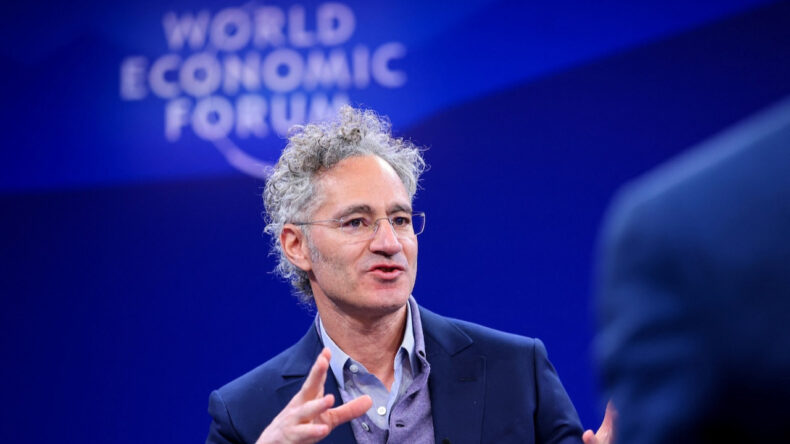 &Uuml;nl&uuml; CEO'dan Yapay Zeka Uyarısı: Bu B&ouml;l&uuml;mlerden Mezunlara İş Yok