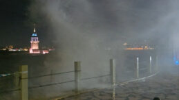 &Uuml;sk&uuml;dar Sahilinde Dev Dalgalar Oluştu