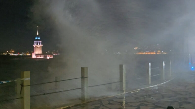 &Uuml;sk&uuml;dar Sahilinde Dev Dalgalar Oluştu