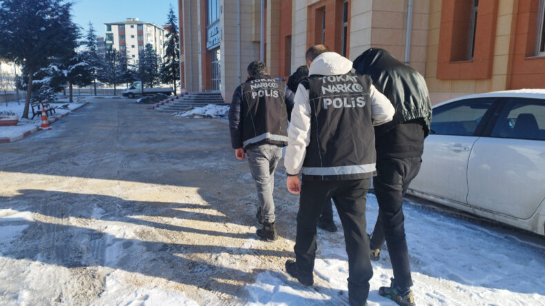 Uyuşturucuyu Yastığın İ&ccedil;ine Gizlemişler, Operasyonla Yakalandılar