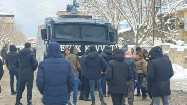 Van'da Suriye Protestosuna Polis M&uuml;dahalesi: 6 G&ouml;zaltı