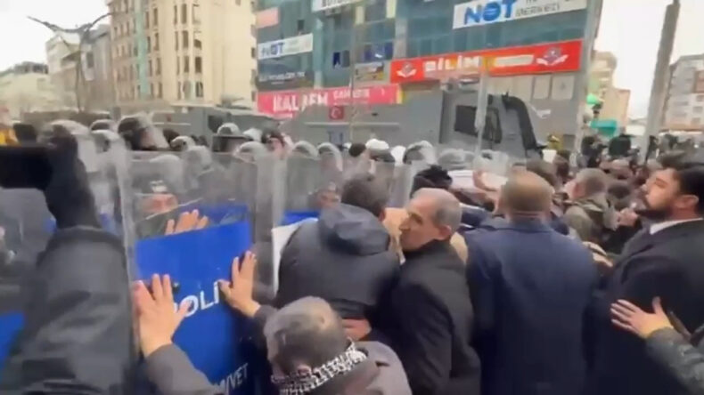 Van'da Y&uuml;r&uuml;y&uuml;şe Polis M&uuml;dahalesi: Abdullah Zeydan ve &Ccedil;ok Sayıda Kişi G&ouml;zaltında