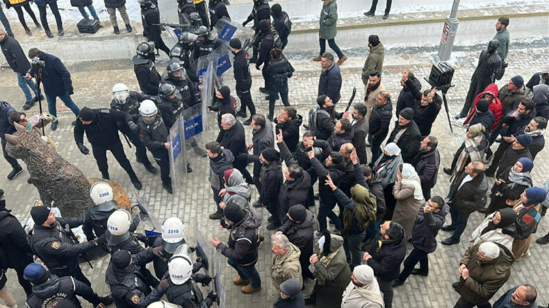 Van'daki Protestolarda Arbede: 2 G&ouml;zaltı