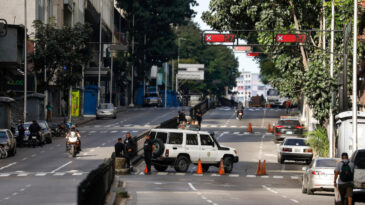 Venezuela Devlet Başkanlığı Sarayı yakınlarında silah sesleri