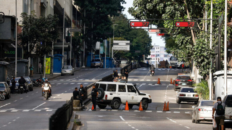 Venezuela Devlet Başkanlığı Sarayı yakınlarında silah sesleri