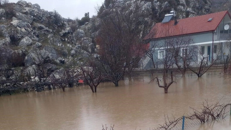 Yağış Rekortmeni İl&ccedil;ede Araziler Su Altında Kaldı