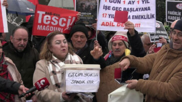 Yağmur Altında Emeklilerden Kırmızı Kart: Hesabını Sandıkta Soracağız