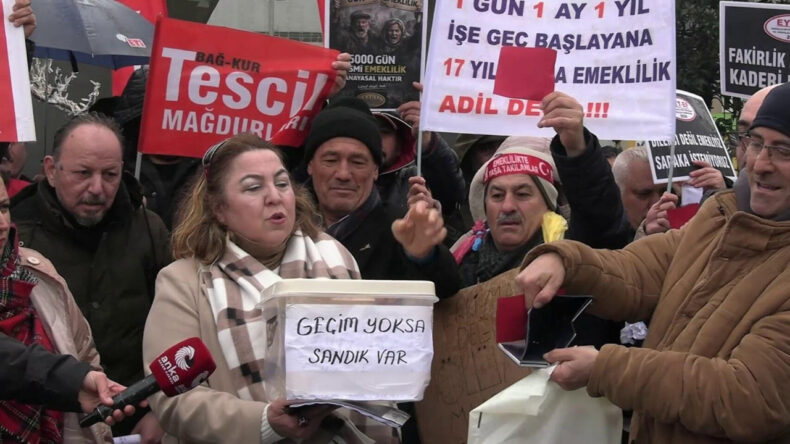 Yağmur Altında Emeklilerden Kırmızı Kart: Hesabını Sandıkta Soracağız