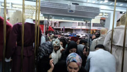 Yağmur Altında Kalabalıkta Yaşanan İzdiham