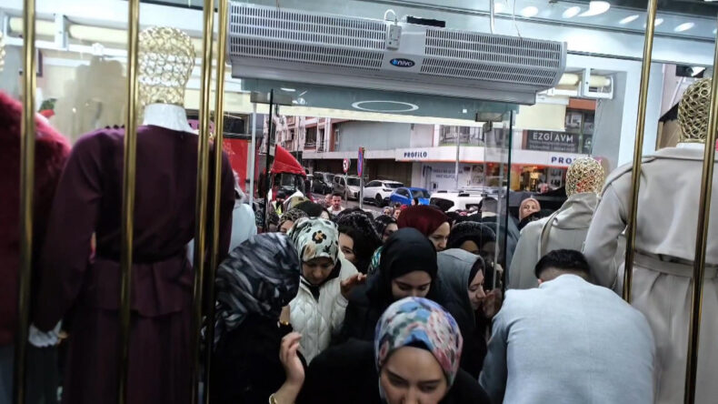 Yağmur Altında Kalabalıkta Yaşanan İzdiham