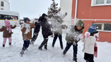 Yeni yılın ilk g&uuml;n&uuml; &ouml;ğrencilere m&uuml;jde: Bir&ccedil;ok ilde okullar tatil edildi