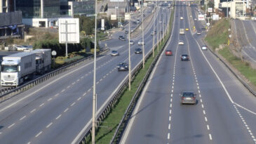 Yılın İlk G&uuml;n&uuml; İstanbul'da Yollar Boş Kaldı
