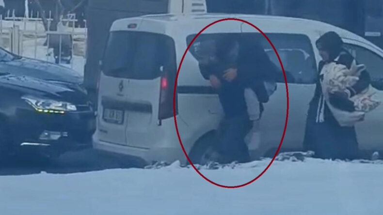Yol Kapandı, Hastasını Sırtında Taşıdı
