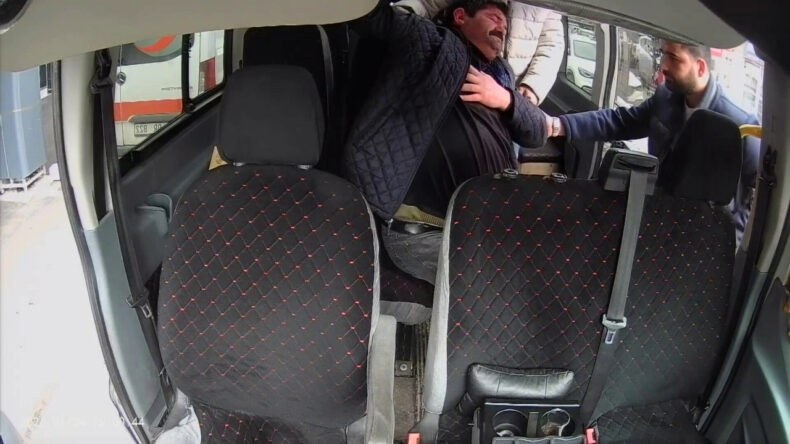 Yolcu Fenalaştı, Şof&ouml;r Hastaneye Koştu