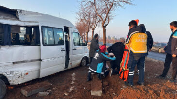 Yolcu Minib&uuml;s&uuml; Kontrolden &Ccedil;ıktı: 7 Yaralı