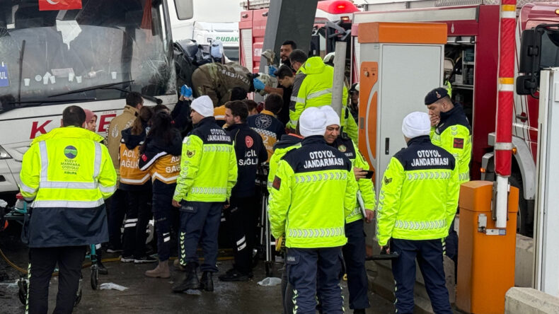 Yolcu Otob&uuml;s&uuml; Kazasında 2 Kişi Hayatını Kaybetti