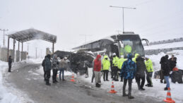 Yolcu Otob&uuml;s&uuml; Kontrol Noktasındaki Kul&uuml;beye &Ccedil;arptı: 4 Polis Yaralı