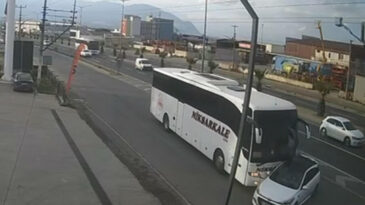Yolcu Otob&uuml;s&uuml; Otomobile &Ccedil;arptı: 1'i &Ccedil;ocuk 3 Yaralı