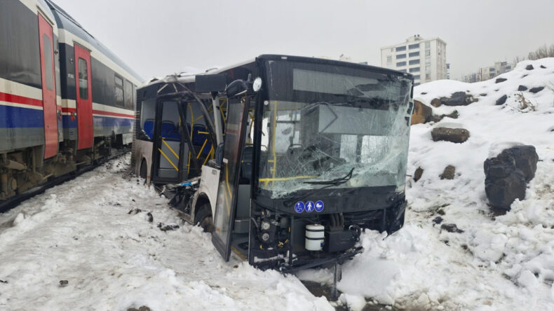 Yolcu Treni Belediye Otob&uuml;s&uuml;ne &Ccedil;arptı