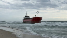 Y&uuml;k Gemisi Karaya Oturdu