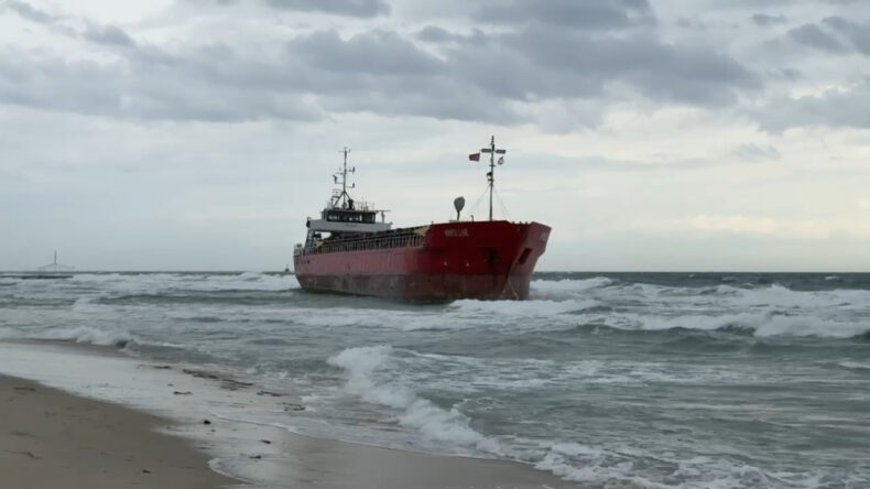 Y&uuml;k Gemisi Karaya Oturdu
