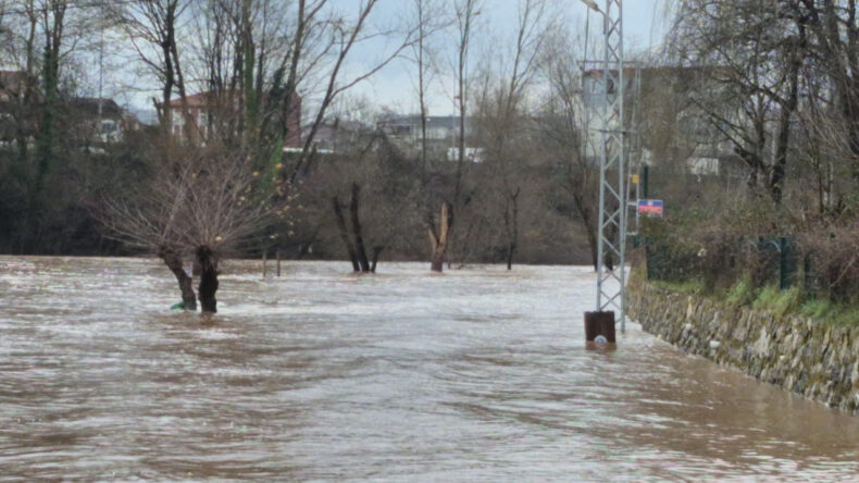 Y&uuml;r&uuml;mek İmkansız: Yol &Ccedil;ayla Birleşti