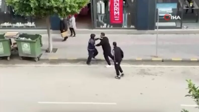 'Telefonumun ekranına baktın' dedi, yumrukla saldırdı