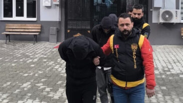 15 Yaşındaki &Ccedil;ocuğu Bı&ccedil;akla Tehdit Ederek B&uuml;y&uuml;kannesinin Emekli Maaşını Gasp Ettiler
