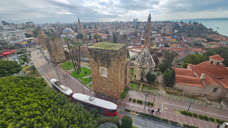2 Bin Yıllık Bur&ccedil;lara Tramvay Tehdidi: Titreşimler Yıkabilir