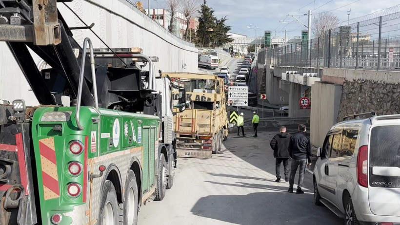 TIR Üst Geçide Çarptı