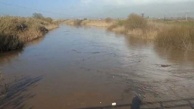 Çiftçiler Arazilerinde İnceleme Yapıyor