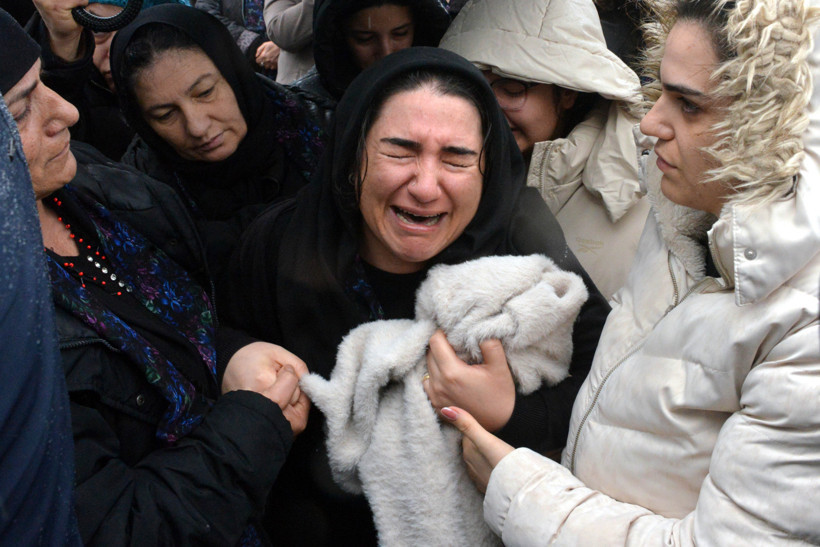 Alev Koç’un cenazesi toprağa verilirken