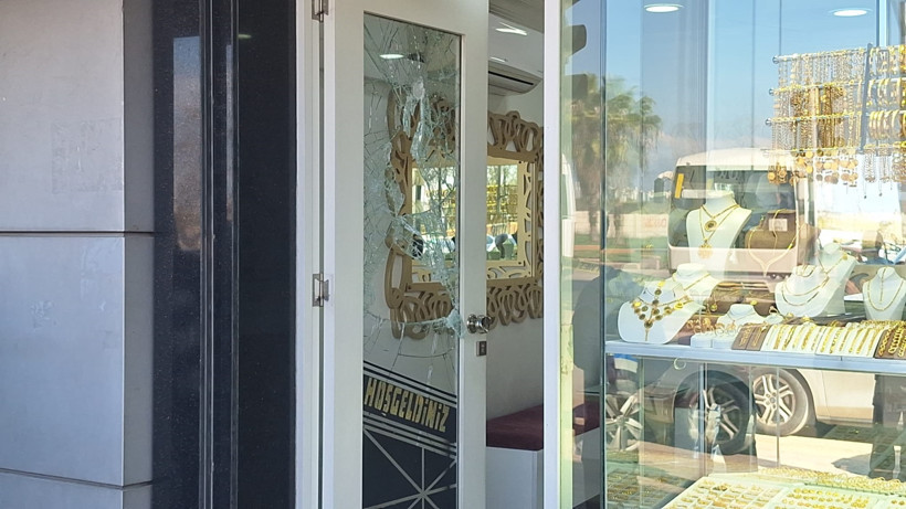 Kuyumcu dükkanı önünde bir görüntü