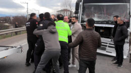 3 Ara&ccedil; &Ccedil;arpıştı, Ortalık Karıştı: 7 Yaralı, 2 G&ouml;zaltı