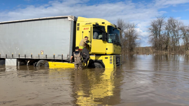3 G&uuml;n Mahsur Kaldı: Aracın İ&ccedil;inde Suyun &Ccedil;ekilmesini Bekledi