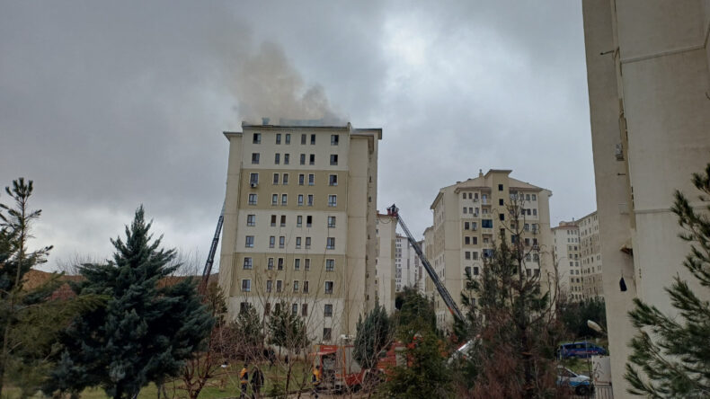 9 Katlı Apartmanda Yangın Paniği