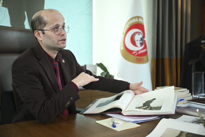 Atatürk kitap okurken