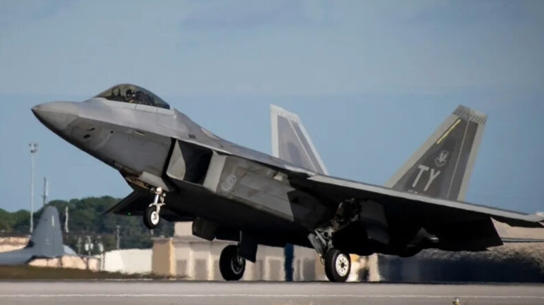 ABD'nin Ortadoğu'daki Gerilimi Tırmandıran Adımı: 12 F-22 U&ccedil;ağı İsrail'e G&ouml;nderildi