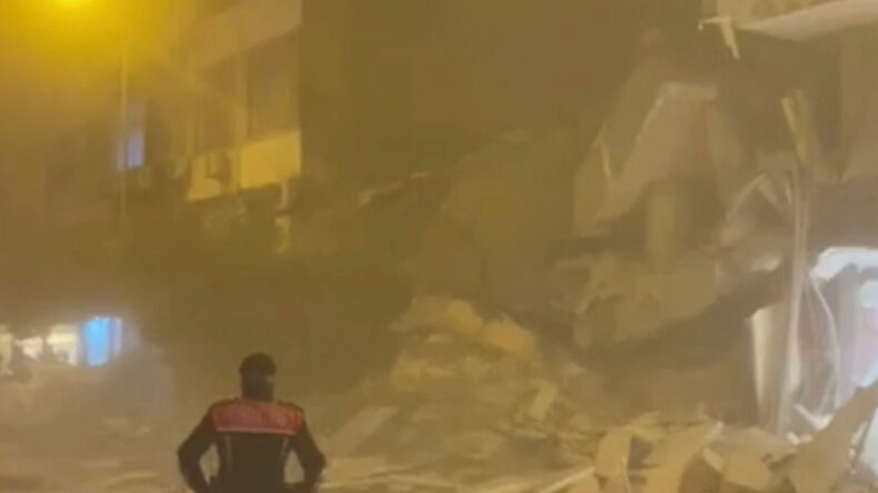 Ağır Hasarlı Bina Yıkım Sırasında Çöktü