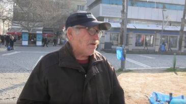 Ağlaya ağlaya isyan etti: 70 yaşındayım, &ccedil;&ouml;p topluyorum