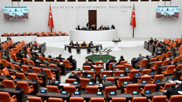 AKP'li Vekil İstifası İle Yetinmedi, CHP'den Sert Tepkiler Geldi: "&Ouml;ld&uuml;relim Mi Adamı?"