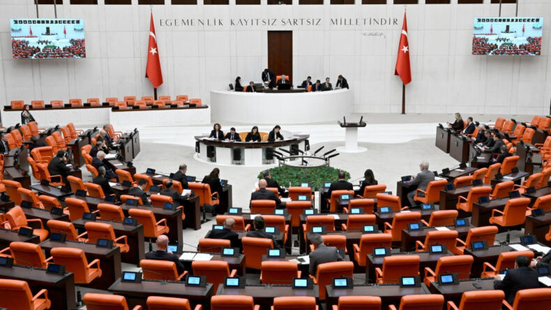 AKP'li Vekil İstifası İle Yetinmedi, CHP'den Sert Tepkiler Geldi: "Öldürelim Mi Adamı?"