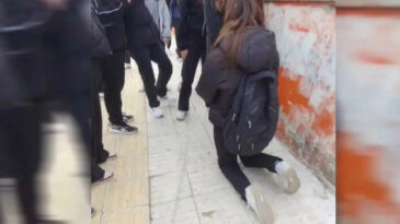 Akran Zorbalığı: 13 Yaşındaki Kıza Diz &Ccedil;&ouml;kt&uuml;r&uuml;p &Ouml;z&uuml;r Dilettiler