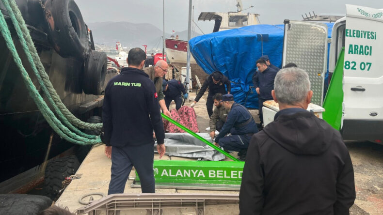 Alanya'da Denizde Erkek Cesedi Bulundu
