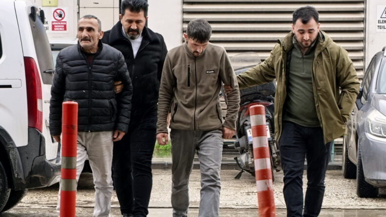 Alkoll&uuml;yken Tartıştıkları Arkadaşını Fır&ccedil;a Sapıyla Darbeden 2 Ş&uuml;pheli Tutuklandı