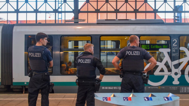 Almanya Sınır Kontrollerini 6 Ay Daha Uzatma Kararı Aldı: İltica Başvurularında Keskin D&uuml;ş&uuml;ş