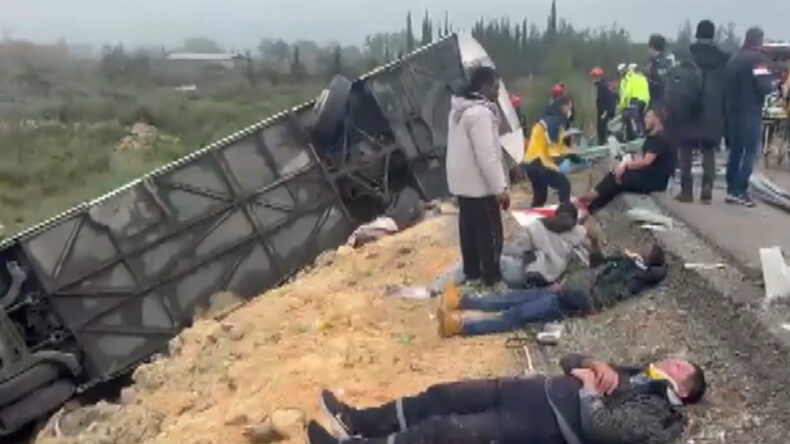 Antalya'da &Uuml;z&uuml;c&uuml; Kaza: 5 Kişi Hayatını Kaybetti, &Ccedil;ok Sayıda Yaralı Var