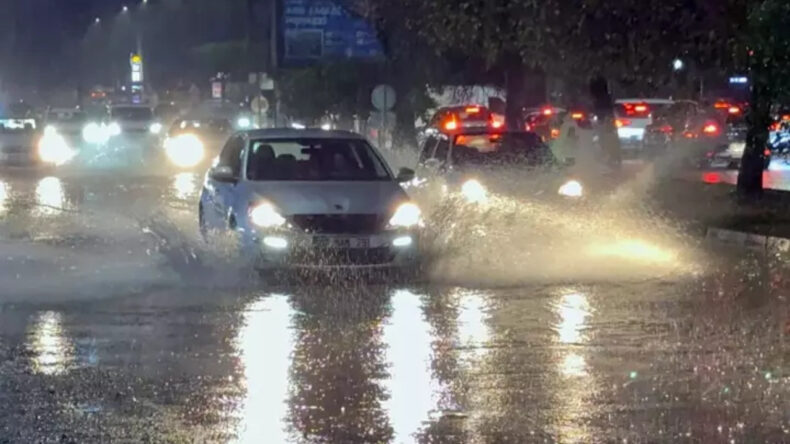 Antalya&rsquo;da Sağanak Alarmı: 7 İl&ccedil;ede Okullar Tatil Edildi